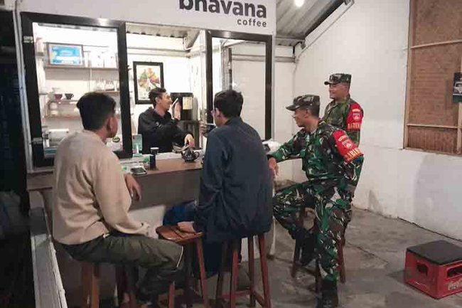 Patroli Malam Babinsa Koramil 04/Karangkobar Ciptakan Kondusifitas Wilayah Binaan