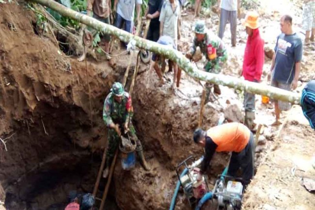 Membantu Kesulitan Warga Babinsa Melaksanakan Kerja Bakti Penggalian Sumber Air Bersih (SAB)