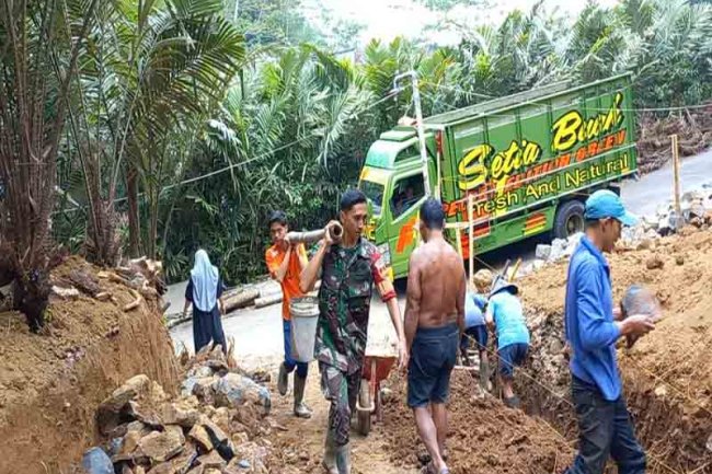 Tumbuhkan Jiwa Gotong Royong Babinsa Bantu Warga Pembuatan Pondasi Mushola