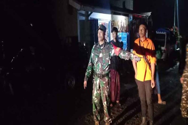 Babinsa Koramil 04/Karangkobar Melaksanakan Kegiatan Pengaman Pagerpela Bersholawat