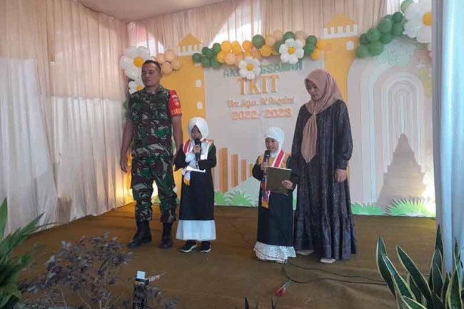 Babinsa Koramil 04 Karangkobar Hadiri Perpisahan/Ahirussanah TKIT Hajar Al-Askolani Karangkobar