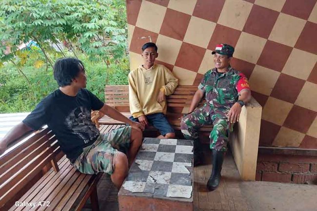 Jalin Keakraban Babinsa Koramil 04/Karangkobar Jalin Komsos Dengan  Tokoh Pemuda