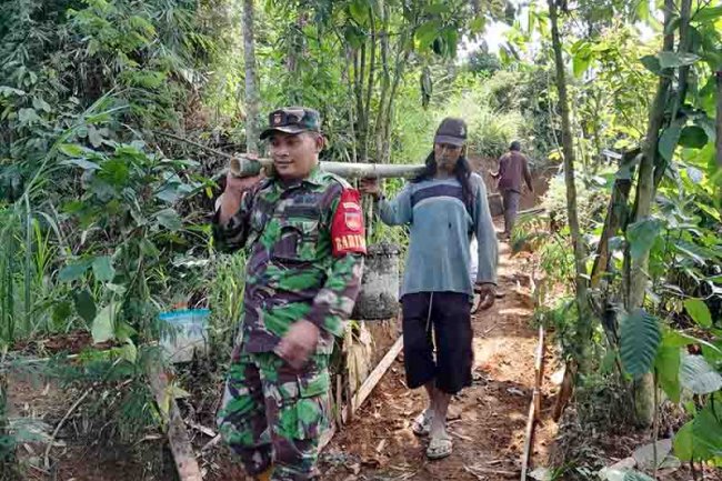 Hadir Untuk Warga Babinsa Koramil 04/Karangkobar Bantu Kerja Bakti Pengecoran Jalan Usaha Tani