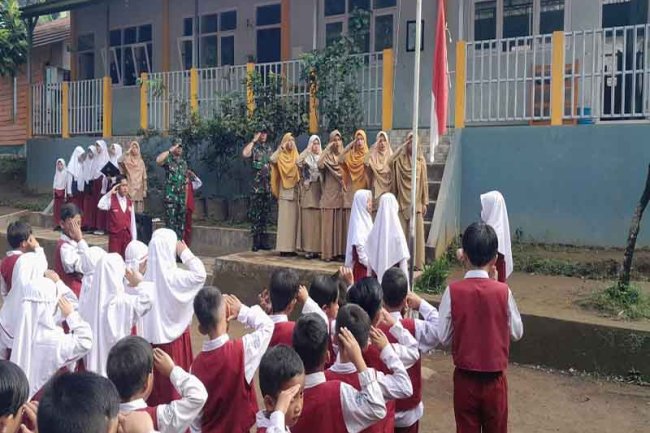 Tanamkan Cinta Tanah Air Babinsa Menjadi Pembina Upacara Di SDIT Insan Mulia Karangkobar