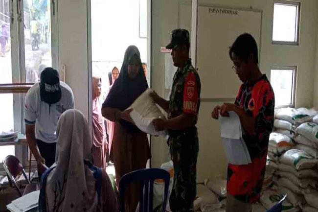 Babinsa Koramil 04/Karangkobar  Dampingi Penyaluran Cadangan Beras  Pemerintah Di Desa Pagerpela