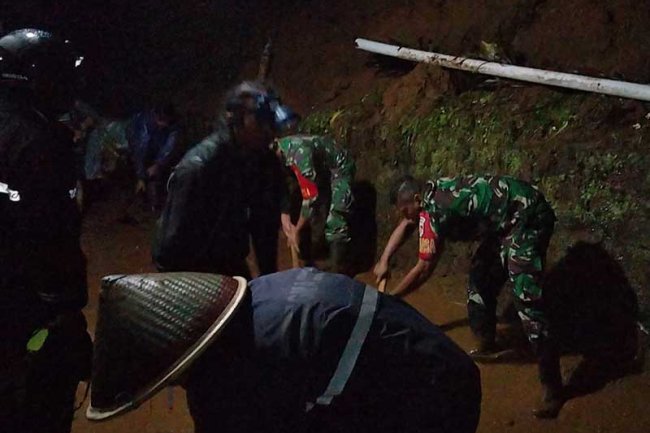 Babinsa Bersama Warga Dan Relawan Kerja Bakti Bersihkan Material Tebing Longsor