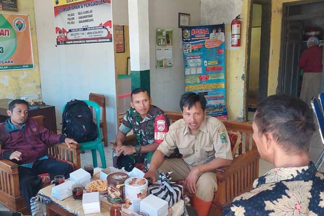 Babinsa Koramil 04 Karangkobar Jalin Silaturahmi Dengan Perangkat Desa Gumelar