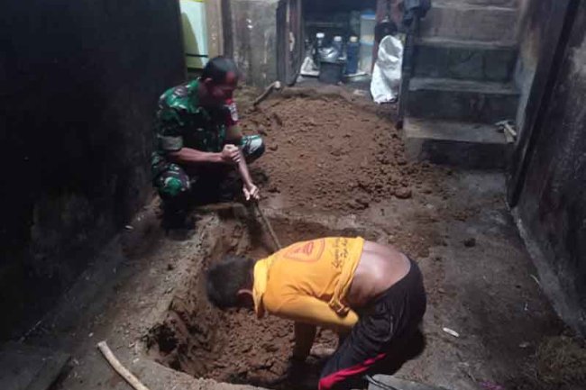 Ajak Warga Hidup Sehat Babinsa Serda lwan Priyanto Bantu Warga Membuat Jamban