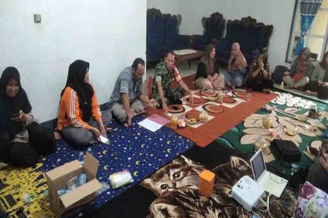 Babinsa Koramil 04/Karangkobar Dampingi Sosialisasi Kelompok Wanita Tani Mekar Sari Desa Ambal