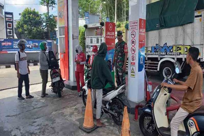 Babinsa Serma Sujatnoto Kunjungi SPBU Komsos Bersama Warga Dan Karyawan SPBU