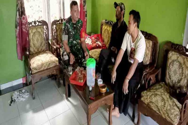 Eratkan Sulaturahmi Babinsa  Koramil 04 Karangkobar Jalin Komsos Dengan Ketua RT