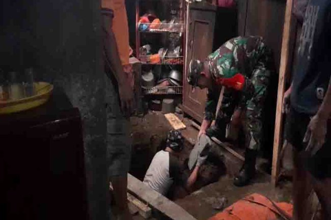 Babinsa Koramil 04/Karangkobat Bantu Warga Pembuatan Jamban Sehat