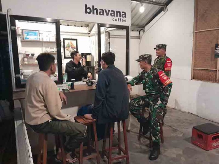 Patroli Malam Babinsa Koramil 04/Karangkobar Ciptakan Kondusifitas Wilayah Binaan