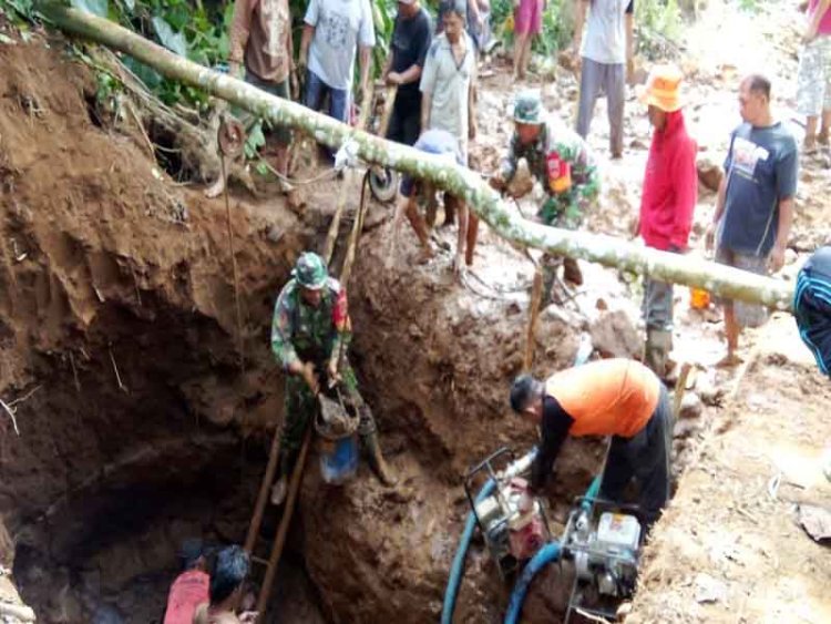 Membantu Kesulitan Warga Babinsa Melaksanakan Kerja Bakti Penggalian Sumber Air Bersih (SAB)