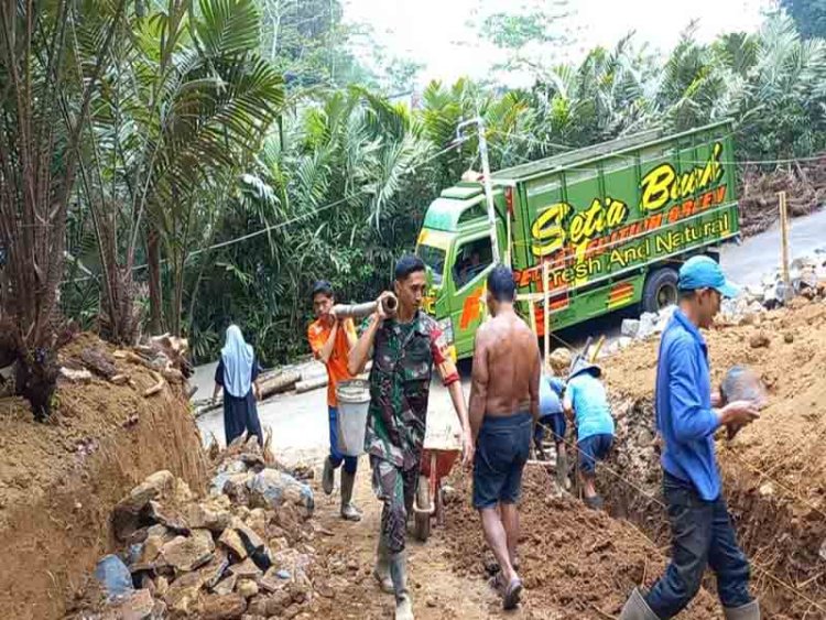 Tumbuhkan Jiwa Gotong Royong Babinsa Bantu Warga Pembuatan Pondasi Mushola