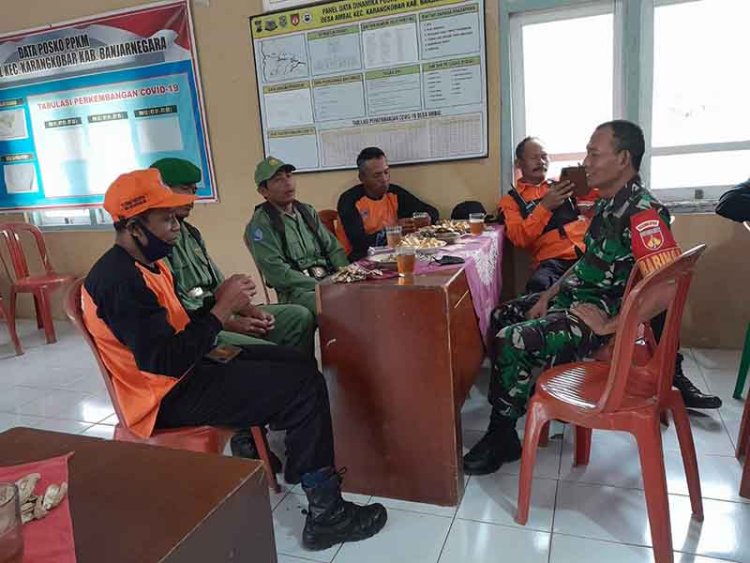 Jalin Sinergitas Babinsa Koramil 04/Karangkobar Komsos dengan Linmas Dan Relawan