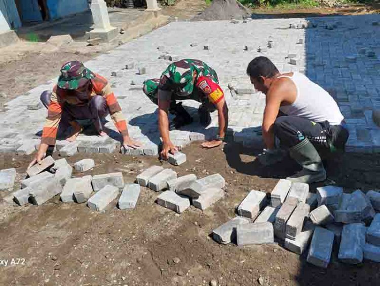 Bantu Warga Pasang Paving Blok, Babinsa Tumbuhkan Semangat Gotong Royong Warga