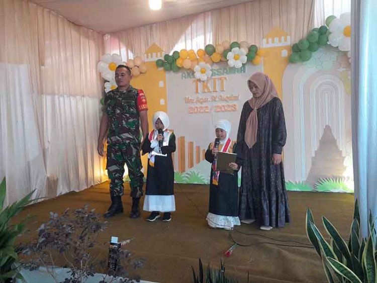 Babinsa Koramil 04 Karangkobar Hadiri Perpisahan/Ahirussanah TKIT Hajar Al-Askolani Karangkobar
