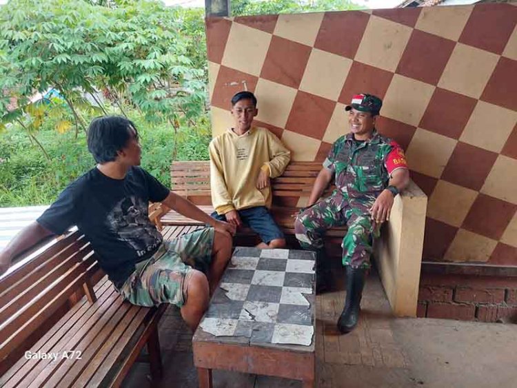 Jalin Keakraban Babinsa Koramil 04/Karangkobar Jalin Komsos Dengan  Tokoh Pemuda