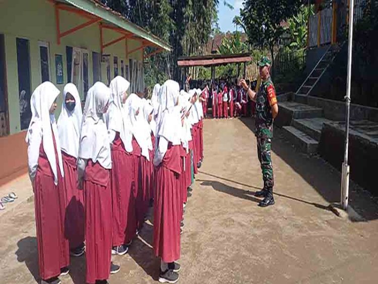 Jadikan Pelajar Yang Di Siplin Babinsa Beri Pelatihan PBB Bagi Pelajar SDIT Insan Mulia