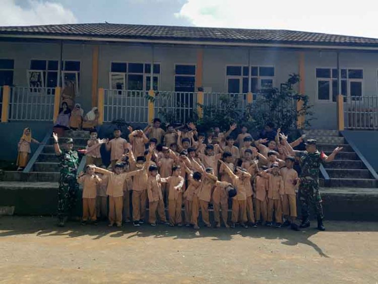 Menumbuhkan Jiwa Patriotisme Terhadap Generasi Penerus Bangsa Babinsa Berikan Materi Wasbang DI SDIT Insan Mulia