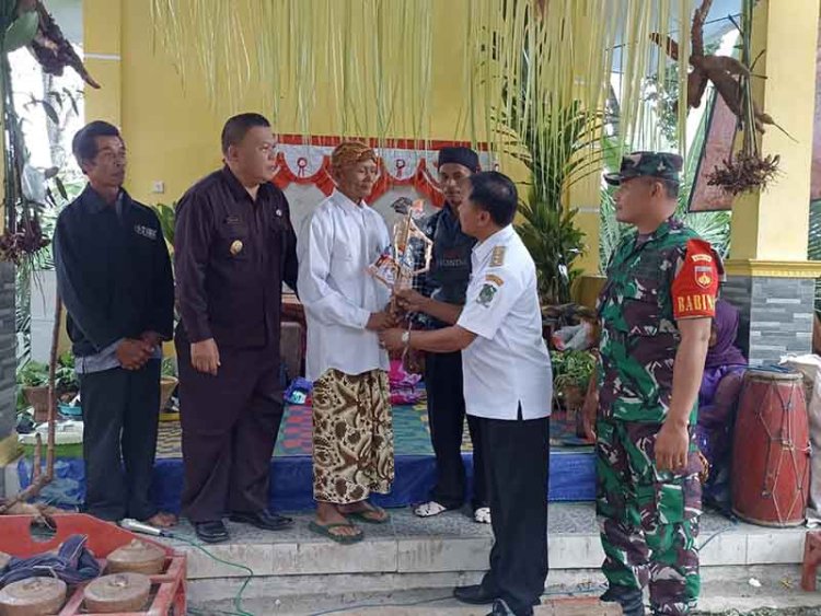 Mewakili Danramil Babinsa Hadiri Sedekah Bumi Sebagai Wujud Rasa Syukur Warga Desa Paweden