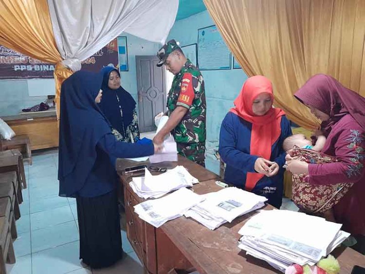 Babinsa bersama Bhabinkamtibmas Dampingi Penyaluran Bantuan Pangan Berupa 10 Kg Beras