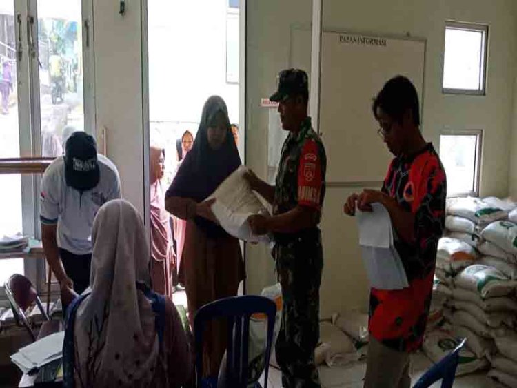 Babinsa Koramil 04/Karangkobar  Dampingi Penyaluran Cadangan Beras  Pemerintah Di Desa Pagerpela