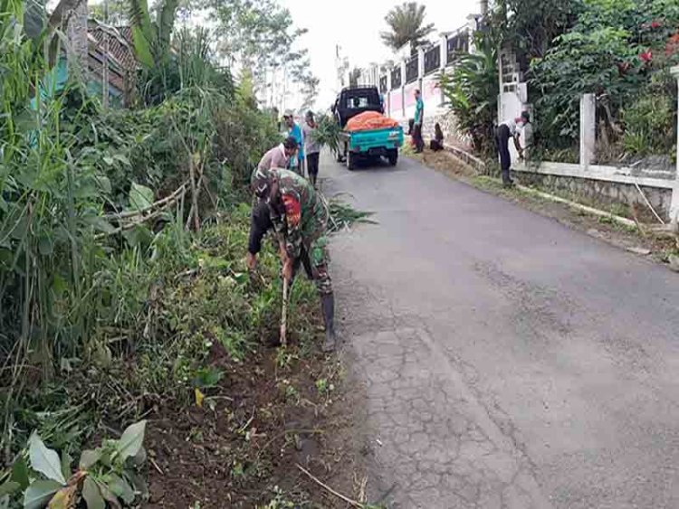 Jumat Bersih Babinsa Bersama Warga Melaksanakan Kerja Bakti Permbersihan Bahu Jalan
