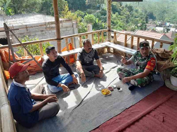 Manfaatkan Warung Kopi Babinsa Karangkobar Komsos Dengan Warga Binaan