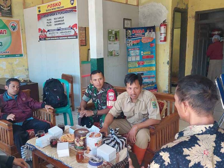 Babinsa Koramil 04 Karangkobar Jalin Silaturahmi Dengan Perangkat Desa Gumelar