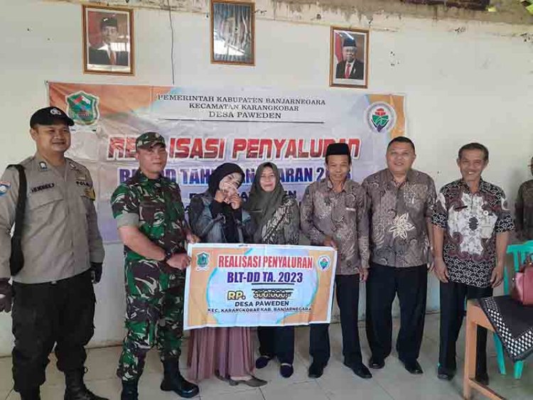 Pastikan Tepat Sasaran Babinsa Bersama Bhabinkamtibmas Dampingi Penyaluran BLT DD Desa Paweden
