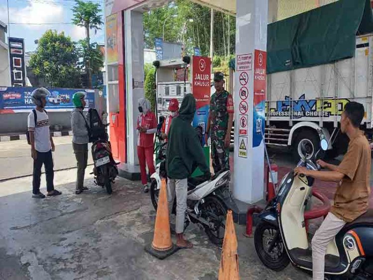 Babinsa Serma Sujatnoto Kunjungi SPBU Komsos Bersama Warga Dan Karyawan SPBU