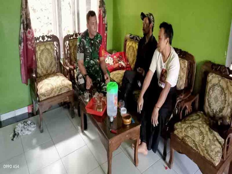 Eratkan Sulaturahmi Babinsa  Koramil 04 Karangkobar Jalin Komsos Dengan Ketua RT