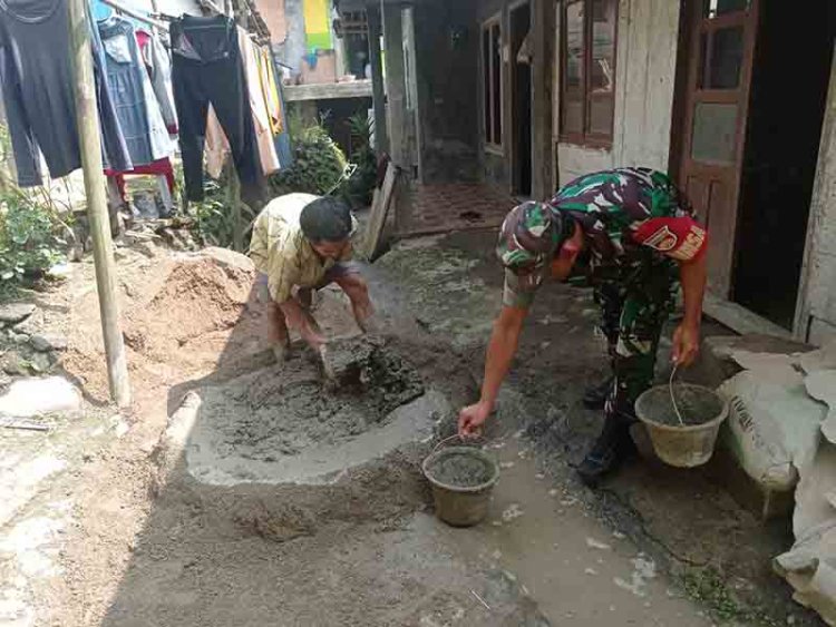 Babinsa Koramil 04/Karangkobar Bantu Warga Kerja Bakti Ngecor Jalan Dusun