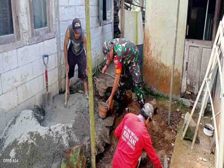 Babinsa Bantu Warga Pembuatan Jamban Sehat, Ciptakan Lingkungan Bersih dan Sehat