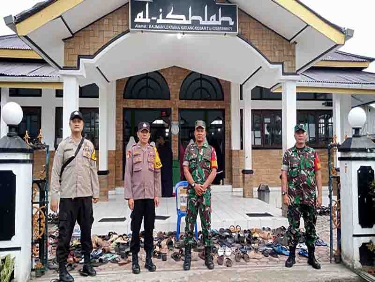 Berikan Rasa Aman Dalam Beribadah, Babinsa Koramil 04/Karangkobar  Laksanakan Pam Sholat Idul Adha
