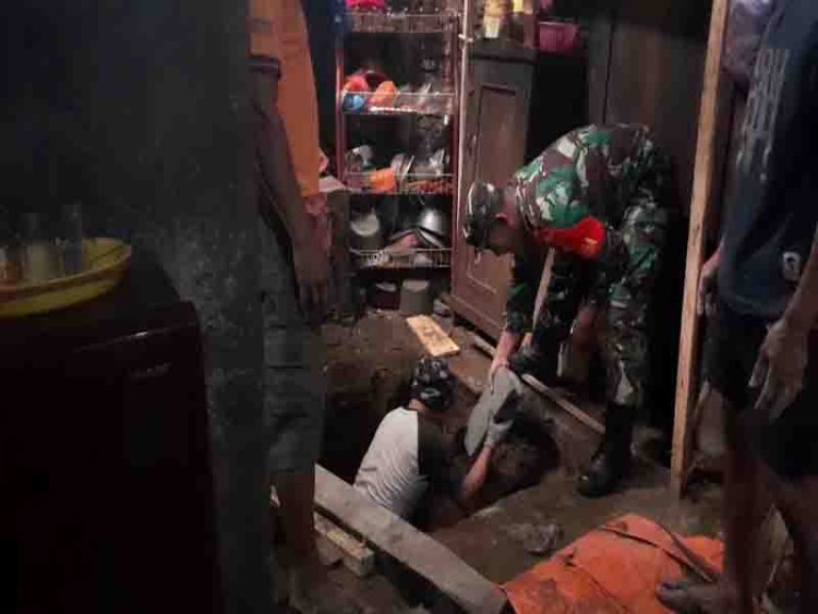 Babinsa Koramil 04/Karangkobat Bantu Warga Pembuatan Jamban Sehat