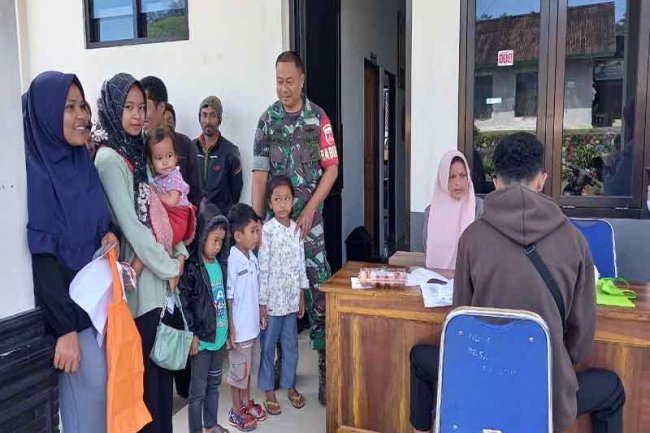 Babinsa Bersama Bhabinkamtibmas Dampingi Pembagian Bansos Ayam dan Telur Pengentasan Keluarga Rawan Stunting