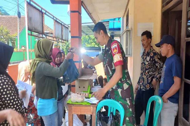 Pengentasan Stunting, Babinsa Koramil 04/Karangkobar Dampingi Distribusi Bantuan Daging Dan Telur  Di Desa Slatri