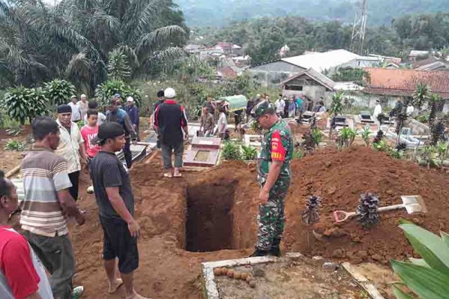 Turut Berbela Sungkawa, Babinsa Koramil 04/Karangkobar Takziah di Rumah Duka