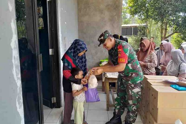 Babinsa Bantu Percepatan Distribusi Daging dan telur Ayam Program Pengentasan Stunting