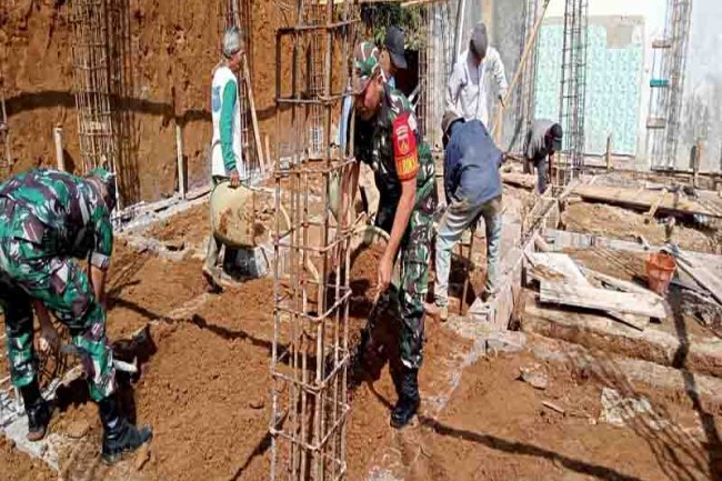 Hadir Di Tengah Warga Babinsa Gotong Royong Bantu Warga Bangun  Musollah