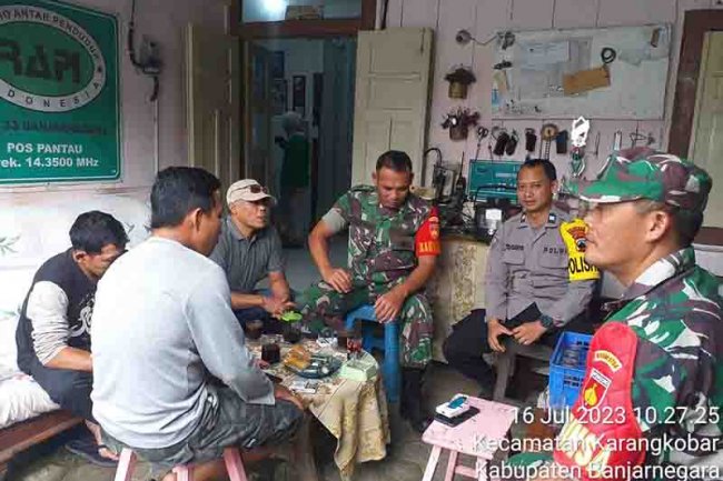 Jalain Sulaturahmi Babinsa Koramil 04 Karangkobar Jalin Komsos Dengan Warga Dan Relawan