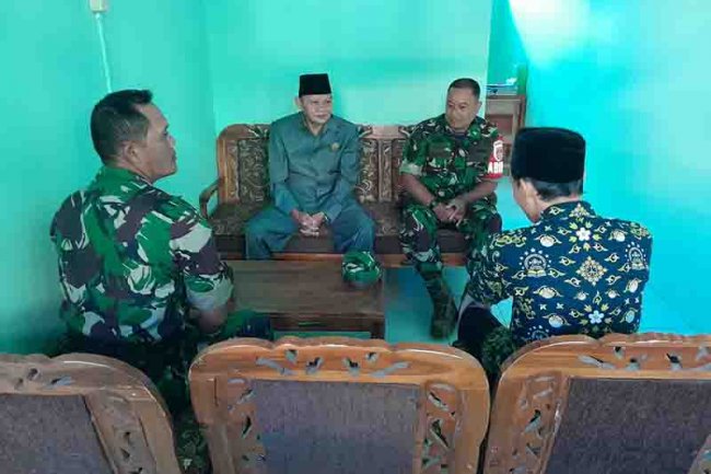 Babinsa Koramil 04 Karangkobar Masuk sekolah Melaksanakan Komsos Dengan Kepala Sekolah dan Para Guru