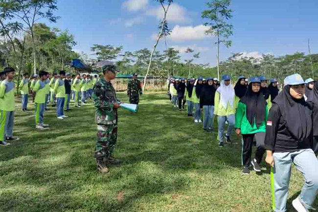 Babinsa Mengisi Kegiatan MPLS di Sekolah Tingkat SLTA Guna Bentuk  Karakter Generasi Muda yang Mumpuni