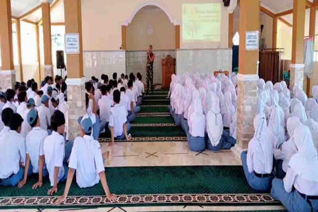 Pekan Disiplin Siswa Babinsa Latih PBB Dan Wasbang SMA Negeri 1 Karangkobar