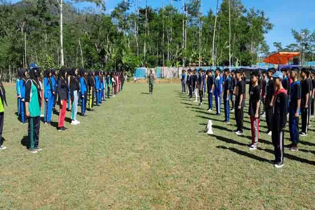 Bentuk Generasi Muda Berkarakter yang Mumpuni Babinsa Berikan Materi PBB