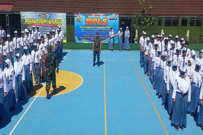 Masa Pengenalan Lingkungan Sekolah Babinsa Berikan Materi PBB Siswa Siswi SMA Negeri 1 Karangkobar