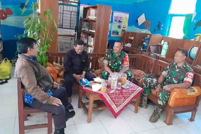 Tingkatkan Silaturahmi Babinsa Melaksanakan Komsos Dengan Para Guru SMP N 3 Karangkobar